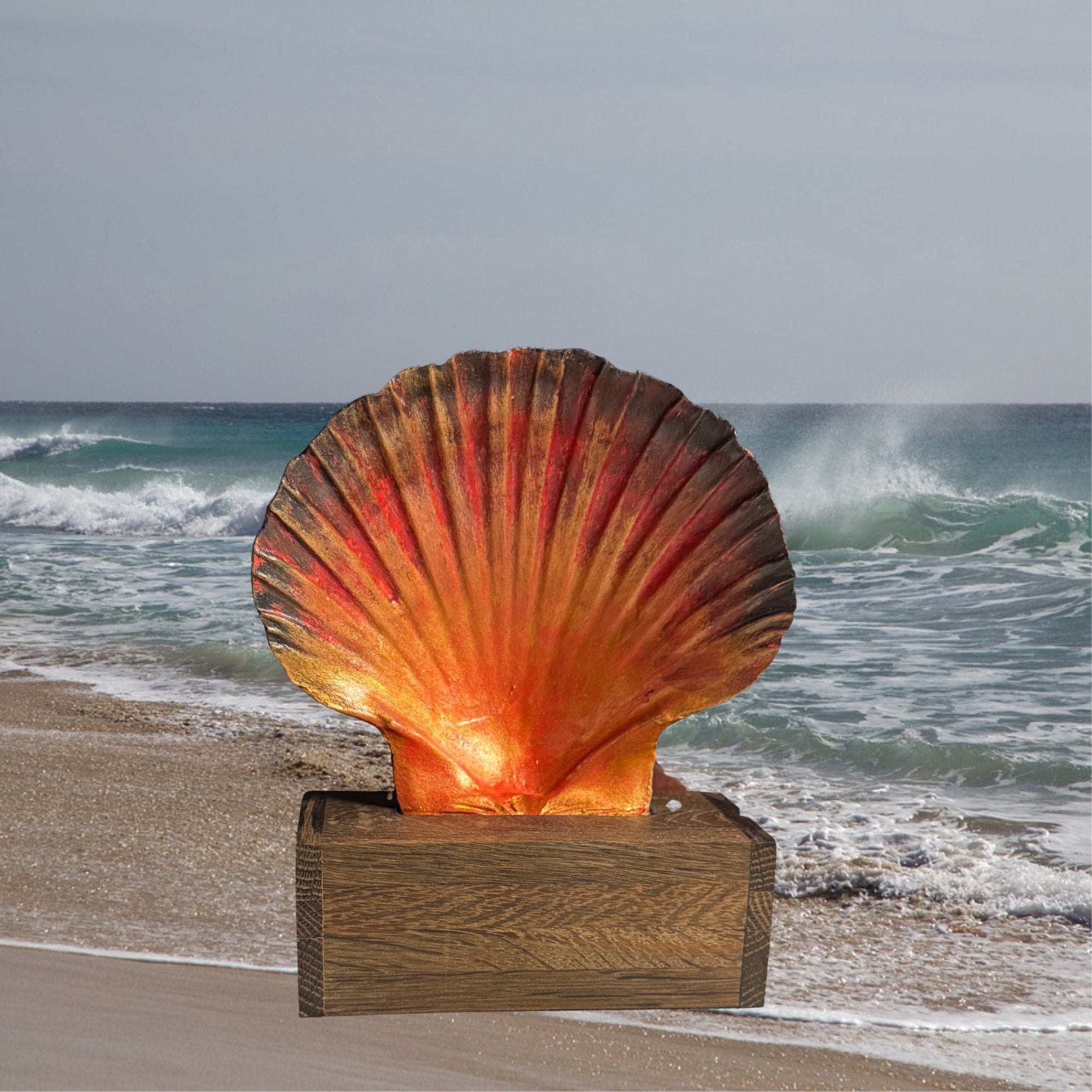 Handgefertigte Natur-Skulptur 201 – rot-schwarz kolorierte Muschel auf Holzsockel