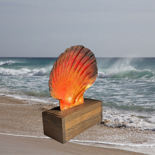 Handgefertigte Natur-Skulptur 201 – rot-schwarz kolorierte Muschel auf Holzsockel